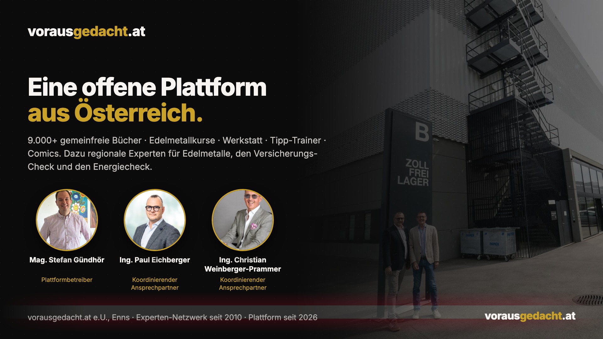 Querformat auf schwarzem Grund: links die Überschrift „Eine offene Plattform aus Österreich“ mit den freien Bereichen, darunter die drei Porträts als runde Bilder; rechts das Hochsicherheitslager mit zwei Personen davor.