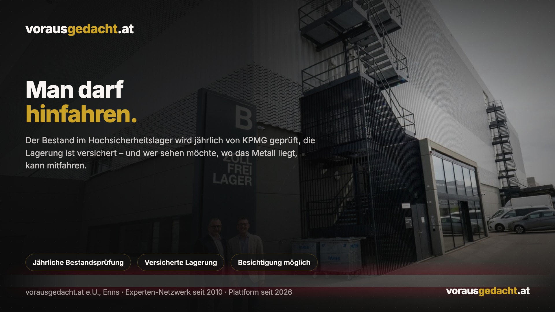 Das Hochsicherheitslager von außen, dunkel abgeblendet; links die Überschrift „Man darf hinfahren“ und ein Absatz zur jährlichen KPMG-Prüfung, unten drei Stichworte: Jährliche Bestandsprüfung, Versicherte Lagerung, Besichtigung möglich.