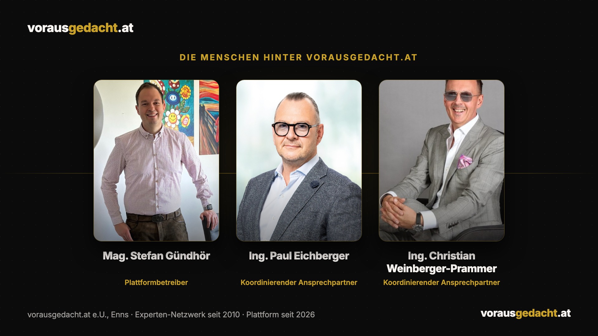 Gruppenbild auf schwarzem Grund: Mag. Stefan Gündhör, Ing. Paul Eichberger und Ing. Christian Weinberger-Prammer nebeneinander in drei gleich großen Porträtrahmen, darunter jeweils Name und Rolle; darüber die Zeile „Die Menschen hinter vorausgedacht.at“, hinter den Bildern eine dünne Goldlinie.